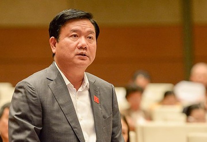 Ban Thường vụ Đảng ủy Tập đoàn Dầu khí quốc gia Việt Nam (PVN) giai đoạn 2009 - 2015 đã bị kỷ luật khi buông lỏng quản lý, để mất hàng trăm tỉ đồng tiền vốn cùng nhiều khoản đầu tư khó thu hồi khác. Với tư cách là người đứng đầu phải chịu trách nhiệm về các vi phạm, khuyết điểm của Ban Thường vụ Đảng ủy, HĐTV PVN giai đoạn 2009 - 2011, ông Đinh La Thăng chịu mức kỷ luật cảnh cáo, cho thôi giữ chức Ủy viên Bộ Chính trị khoá XII. (Ảnh: Cổng TTĐT Quốc hội)