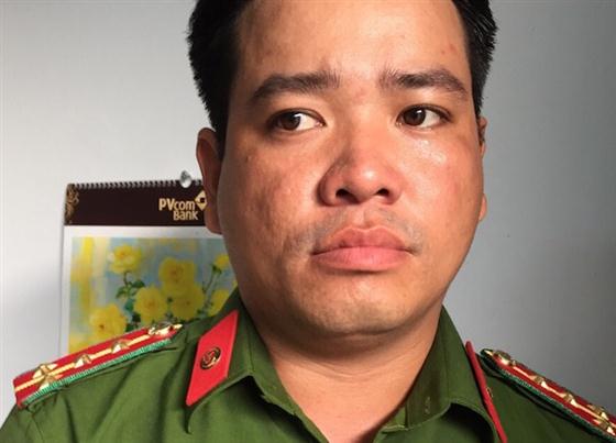 Hôn trong quân phục CAND, giả danh đại uý để lừa đảo.