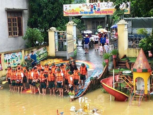 Công an bám địa bàn, giúp nhân dân trong mưa lũ