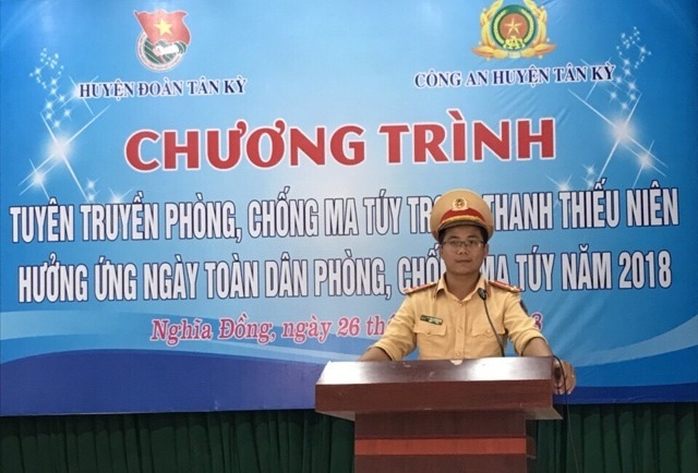 Cán bộ Công an huyện Tân Kỳ tuyên truyền về phòng chống ma túy và Luật ATGT