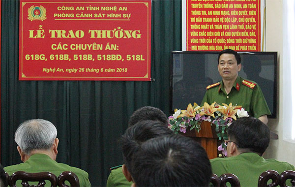 Đồng chí Đại tá Nguyễn Mạnh Hùng, Phó Giám đốc, Thủ trưởng Cơ quan CSĐT Công an tỉnh Nghệ An phát biểu tại buổi lễ trao thưởng.