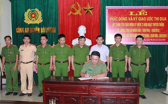 Các đội nghiệp vụ ký giao ước thi đua.