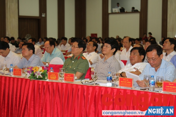 Các đại biểu tham dự tại đầu cầu Nghệ An