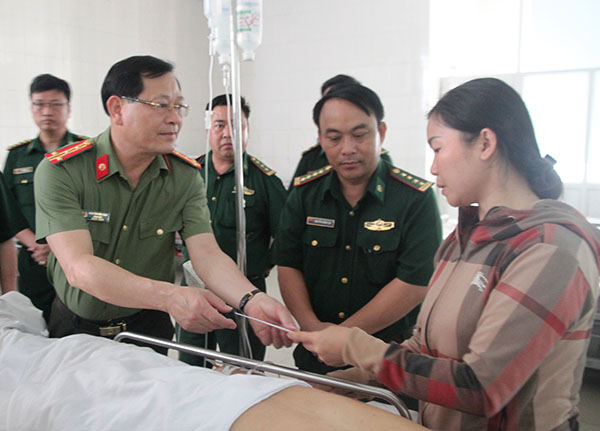 Thăm hỏi 2 cán bộ Biên phòng bị thương