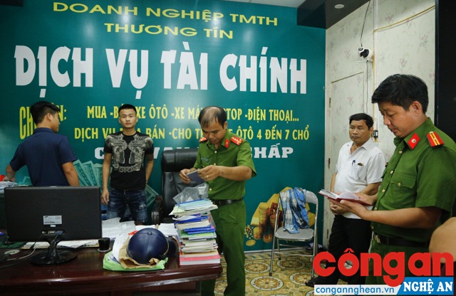 Cơ quan điều tra tiến hành kiểm tra dữ liệu qua các tài khoản cá độ qua hệ thống mạng - Ảnh: Anh Cường