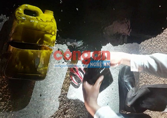 1 bánh heroin được giấu trong can dầu nhớt