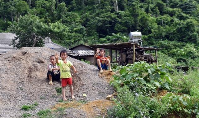 Những đứa trẻ bản Tà Dê thân thiện, vẫy chào khi thấy người dân qua đây.