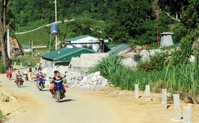 Người dân ở bản Tà Dê giờ không còn e ngại và lo sợ mỗi khi đi qua nhà “ông trùm”.