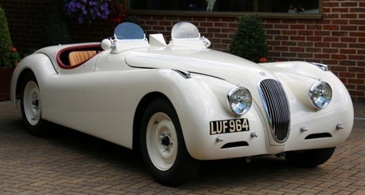 1940 - 1949: Jaguar XK12 giành ngôi quán quân với vận tốc tối đa 209 km/h, thấp hơn cả chiếc Model SJ của Duesenberg.