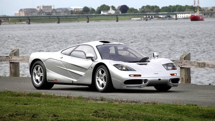 1990 - 1999: Mclaren ra mắt siêu xe đường phố đầu tiên và giành ngay vị trí nhất bảng với vận tốc 386 km/h trên chiếc Mclaren F1 huyền thoại.