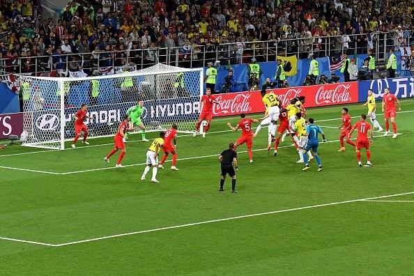 Ở phút bù giờ thứ 3, Mina có tình huống bật cao đánh đầu san bằng tỷ số 1-1