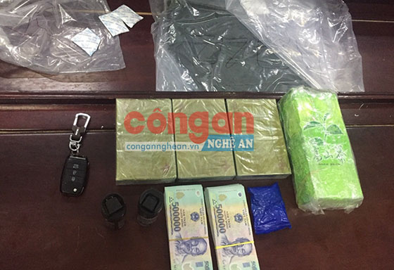 3 bánh heroin, 1 kg ma túy dạng đá, 250 viên ma túy tổng hợp, 2 bình xịt hơi cay và khoảng 100 triệu đồng