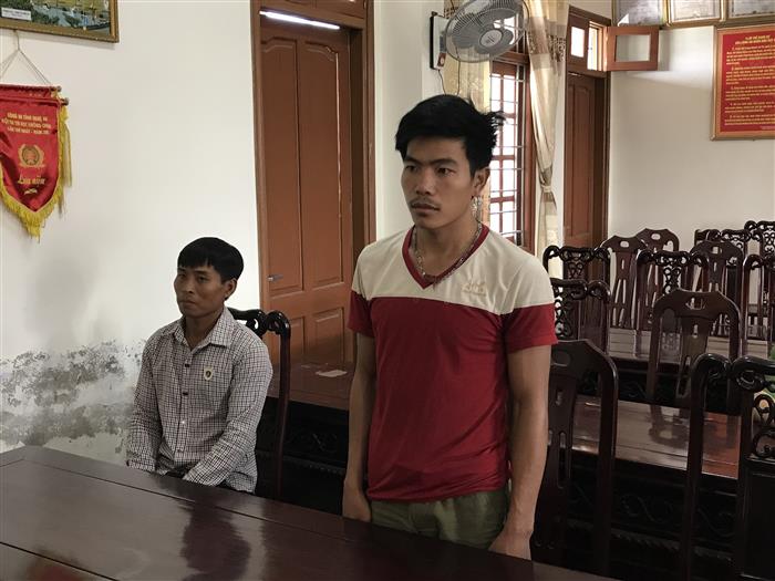 hai bị can Nguyễn Khắc Nhâm (người đứng) và Trần Văn Hòa