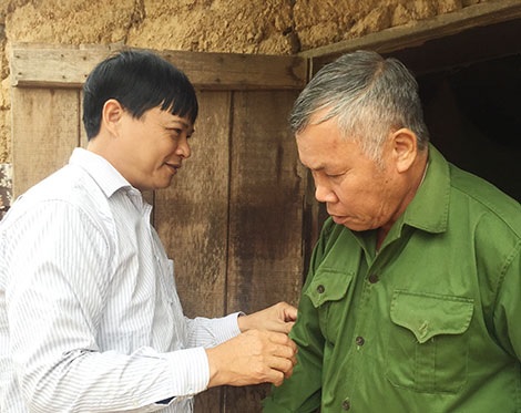Ông Chu Xuân Lực và bác Hoàng Xuân Lựa trước căn chòi trên đồi.