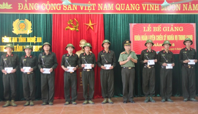 Các học viên được Trung tâm bồi dưỡng nghiệp vụ Công an tỉnh biểu dương khen thưởng