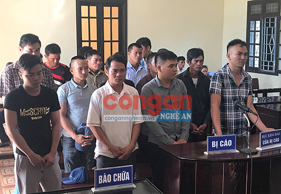 Nghĩa Đàn: Xét xử 17 đối tượng đánh bạc