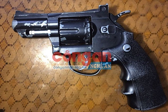 Bắt giữ kẻ mang súng ngắn gây rối trật tự công cộng