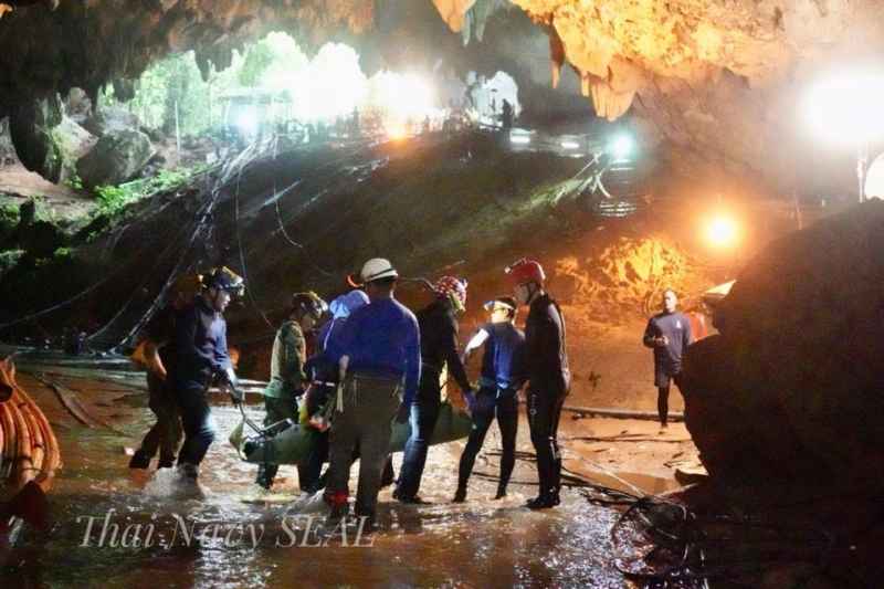 Các thợ lặn kinh ngạc trước sự bình tĩnh của các cậu bé