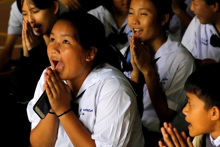 Những người bạn học của các cầu thủ nhí cầu nguyện cho các em được bình an.