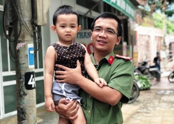 Chiến sĩ Công an cứu sống hai cha con bị đuối nước