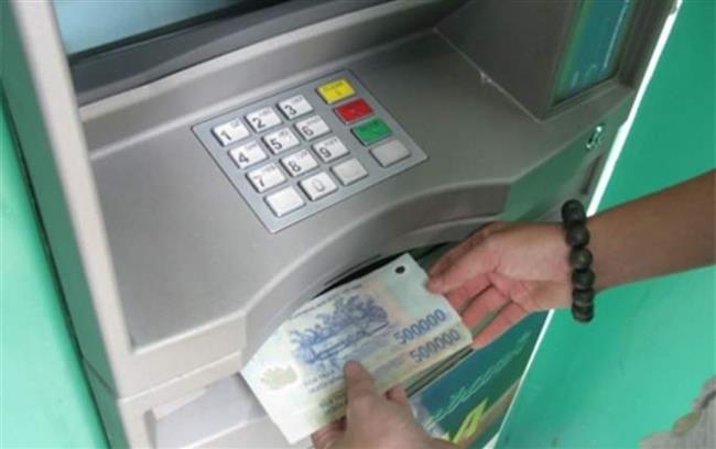 Các ngân hàng phải dừng tăng phí rút tiền ATM