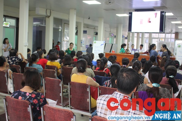 Buổi tư vấn thu hút đông đảo các giao viên 