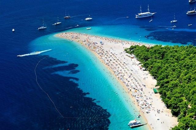 Bãi biển Zlatni Rat.
