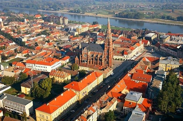 Nhà thờ kiến trúc gô-tích St. Peter và Paul với sắc đỏ đặc trưng của gạch.