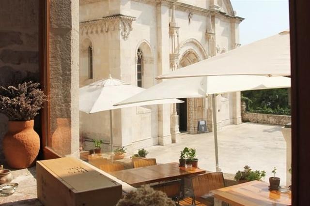 Nhà thờ St James độc đáo của Croatia. Nhà thờ này được xây hoàn toàn bằng đá, không sử dụng vữa hay bất cứ vật liệu liên kết nào khác.