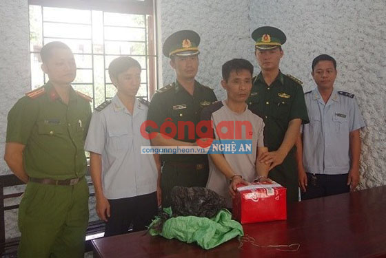 Đối tượng Lê Mạnh Hùng cùng tang vật tại cơ quan điều tra