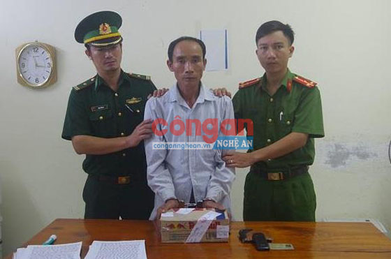 Đối tượng lương Văn Phương cùng tang vật ma túy