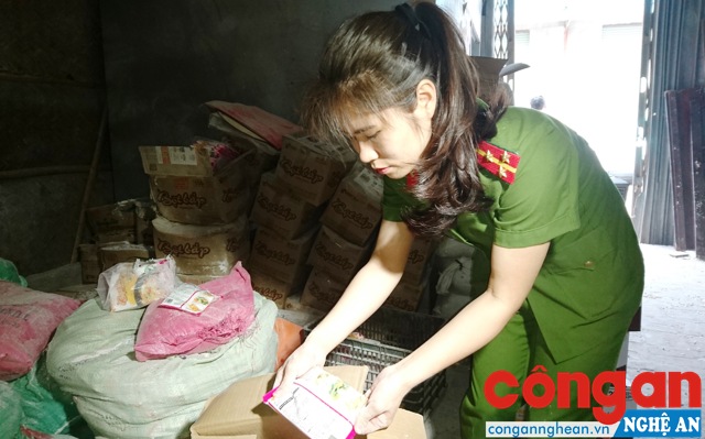 Phát hiện gần 1.000 kg thực phẩm hết hạn sử dụng