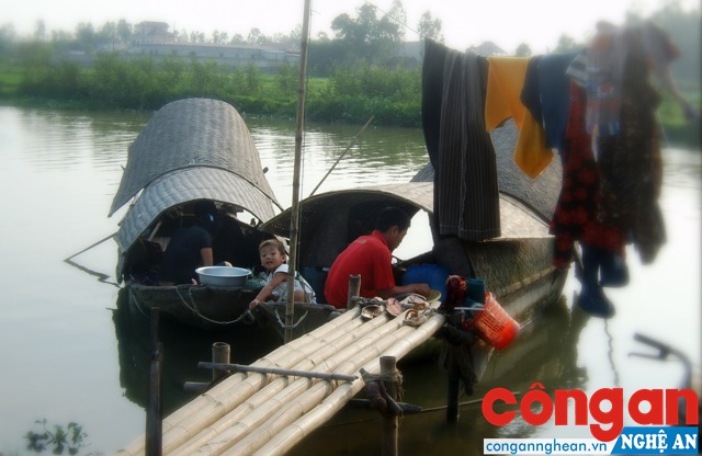 Trẻ em theo cha mẹ sống bằng nghề sông nước thường chịu nhiều thiệt thòi trong quá trình phát triển toàn diện