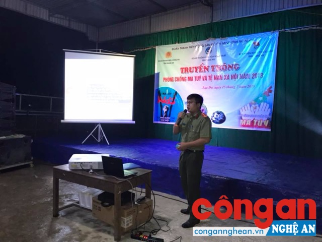 Cán bộ Phòng Tham mưu đang truyền thông cho bà con cách nhận biết cụ thể các dấu hiệu, tác hại của các tệ nạn xã hội, nhất là tệ nạn ma túy để từ đó có biện pháp phòng tránh