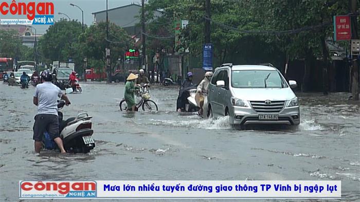 Mưa lớn gây ngập nhiều tuyến đường giao thông trên địa bàn TP Vinh
