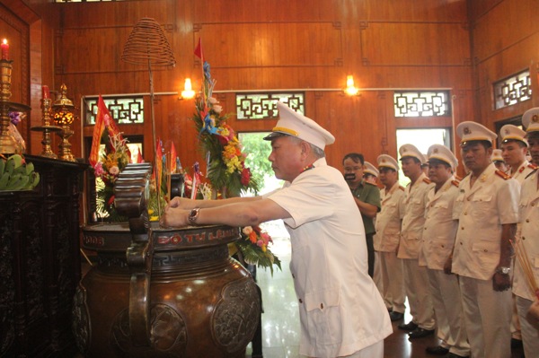 Đại tá Phạm Hoài Nam dâng hương