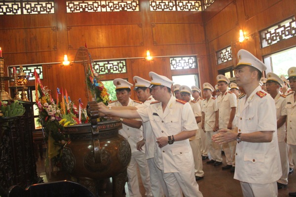 Đoàn đại biểu dâng hương