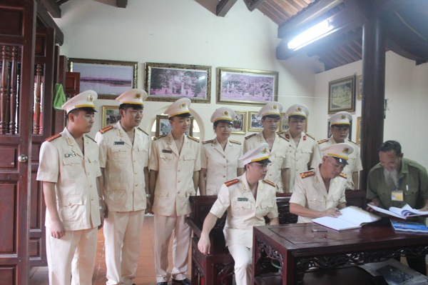 Đoàn đại biểu viết vào sổ vàng lưu niệm