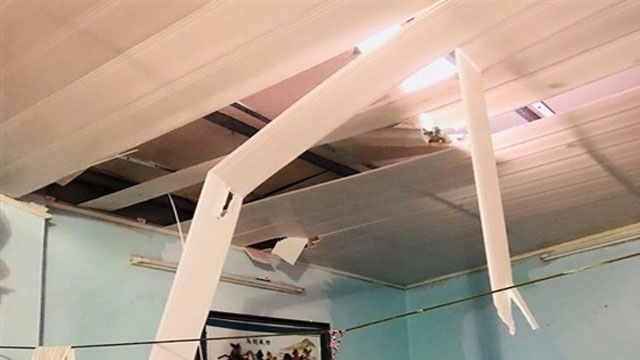 Vật liệu xây dựng chung cư rơi sập cả mái nhà dân