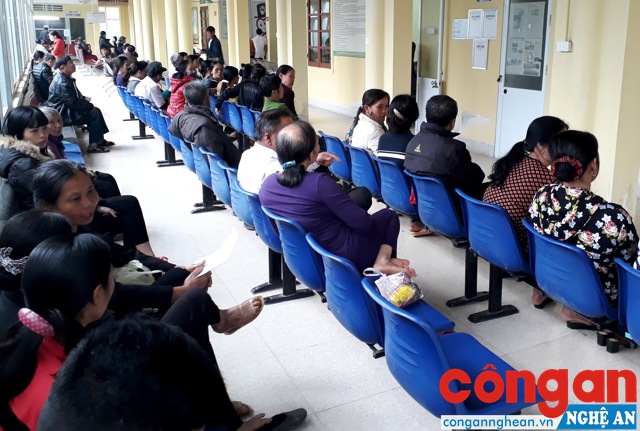 Bệnh nhân khám, chữa bệnh tại Bệnh viện Đa khoa huyện Nam Đàn