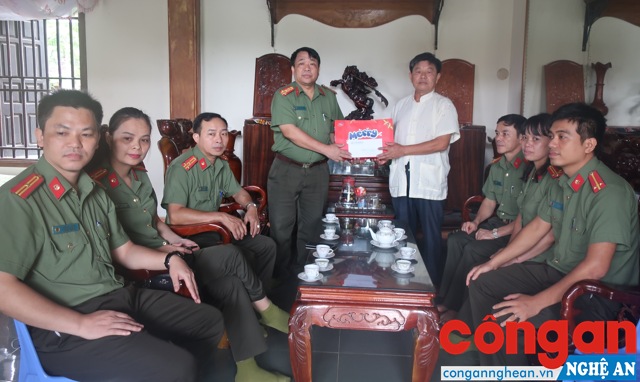 Trao quà tri ân nhân Ngày Thương binh liệt sỹ 27/7