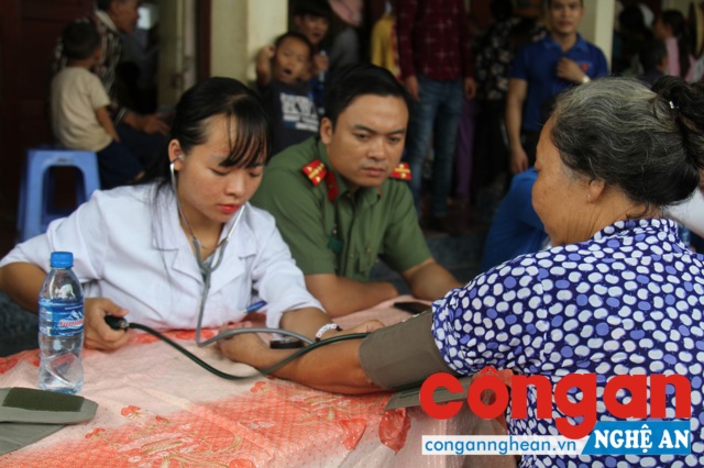 Đo huyết áp cho người dân