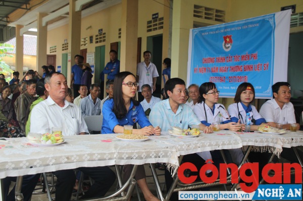 Đại diện Bệnh viện TP Vinh và ban ngành đoàn thể xã Lý Thành, huyện Yên Thành