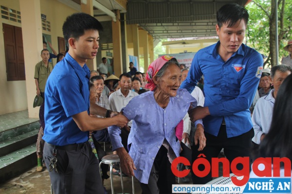 Sinh viên tình nguyện hỗ trợ những người già yếu
