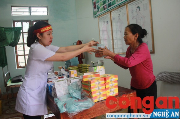 Tiến hành phát thuốc cho người dân