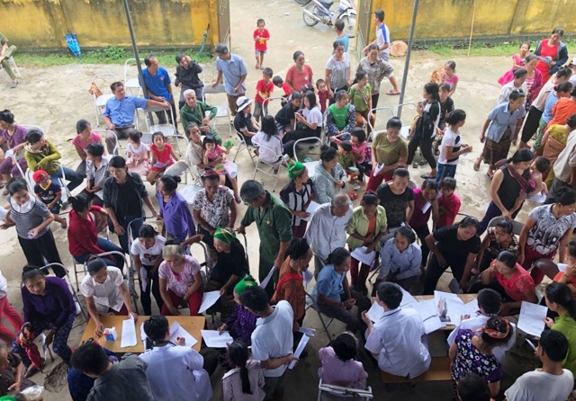 Bà con dân tộc thiểu số bản Văng Môn, xã Nga My, huyện Tương Dương hồ hởi đến tập trung từ sáng sớm để được thăm khám sức khỏe