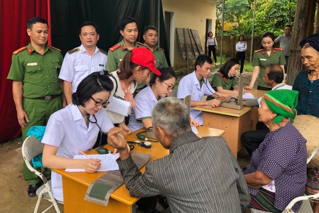 Thăm khám, tặng quà cho gia đình chính sách