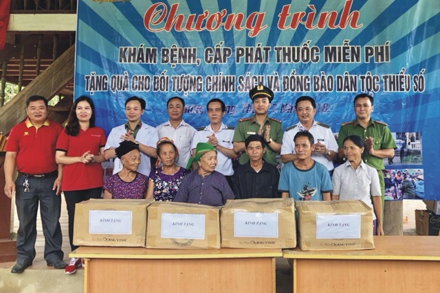Tặng quà cho người dân bản Văng Môn, xã Nga My, huyện Tương Dương