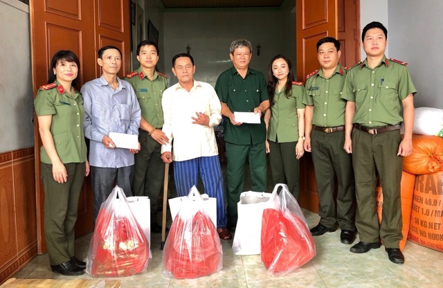 Tặng quà cho người dân xã Phúc Sơn, huyện Anh Sơn.
