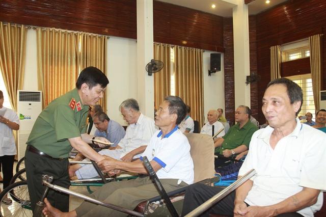 Bộ Công an thăm hỏi, tặng quà các thương bệnh binh